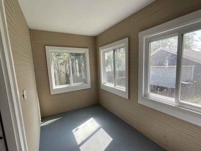 Building Photo - 710 N Poplar St