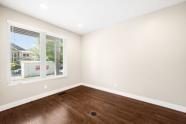 Building Photo - 3BD, 4BA Sunnyside Home With Office and Rooftop Deck