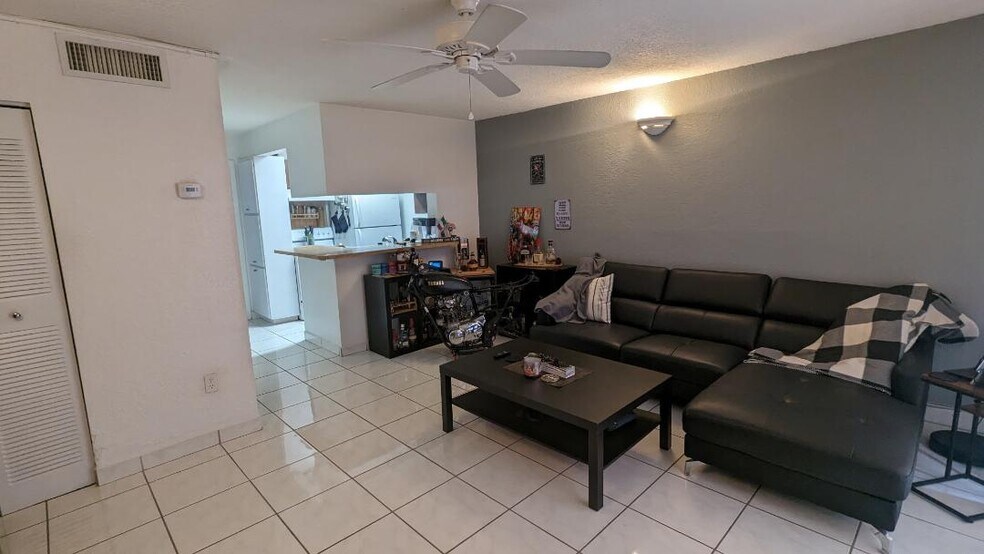 Building Photo - 7151 Miami Lakes Dr