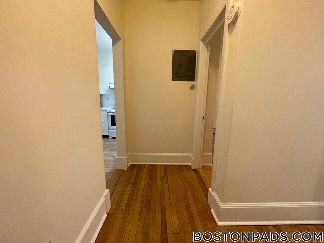 Building Photo - 1539 Beacon St