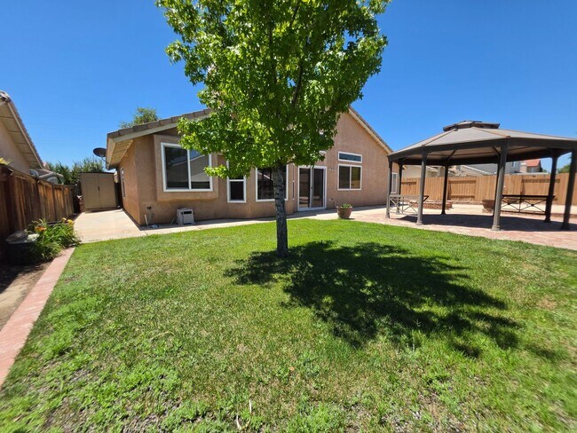 Building Photo - Spacious 4 Bedroom 2 bath Home in Victorville – Landscaping Included!
