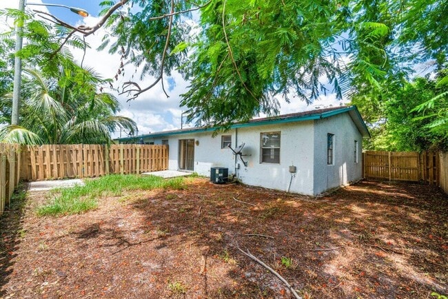 Building Photo - 4758 Gulfstream Rd