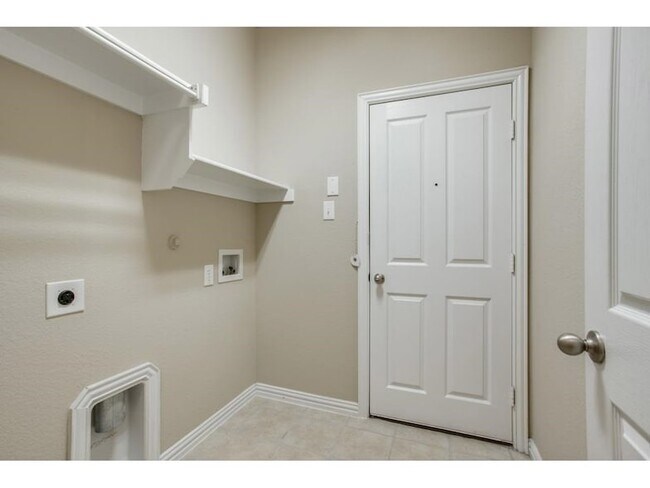 Building Photo - 1120 Villa Paloma Blvd