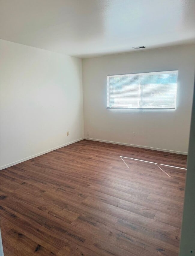 Building Photo - Charming 2 Bedroom, 1 Bathroom Home