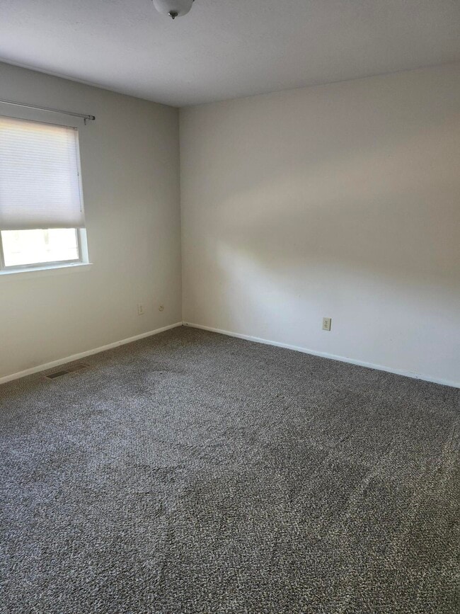 Building Photo - 8805 Yankee Dr NE