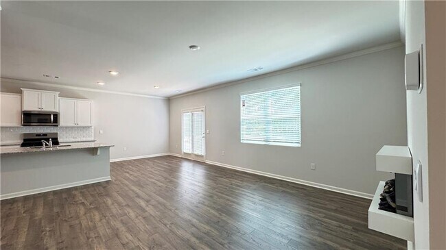 Building Photo - 569 King Vlg