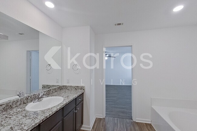 Building Photo - 914 Shady Brk