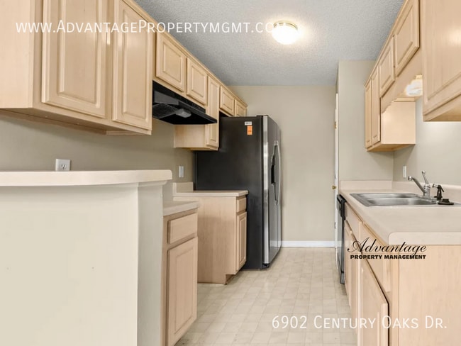 Building Photo - 6902 Century Oaks Dr