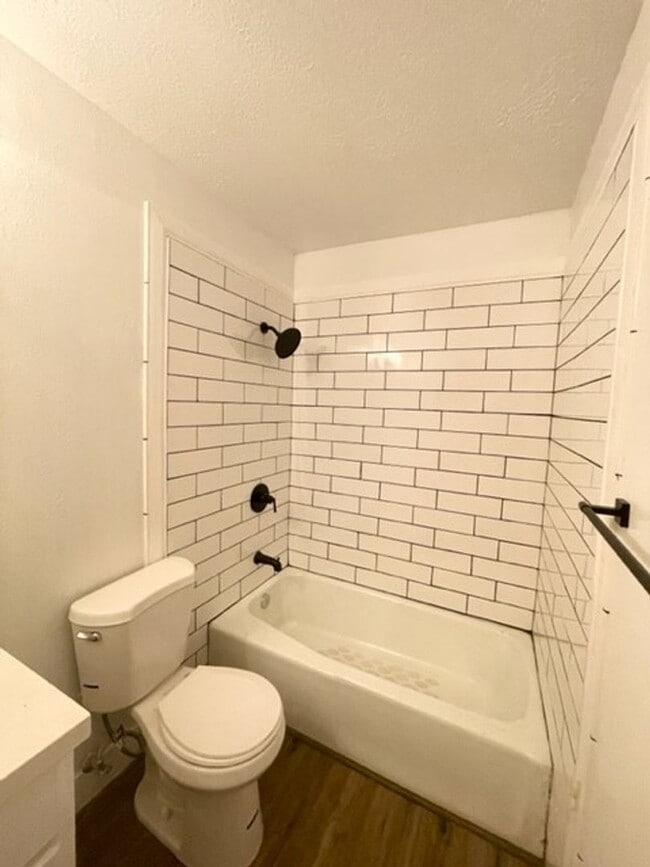 Building Photo - Darling Elk Grove Halfplex!