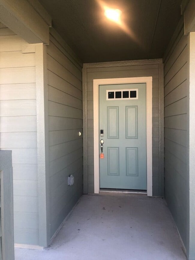 Building Photo - -=Available April 2026=-  4BR/2BA w/ Fenced Yard + Covered Parking in Hutto, TX