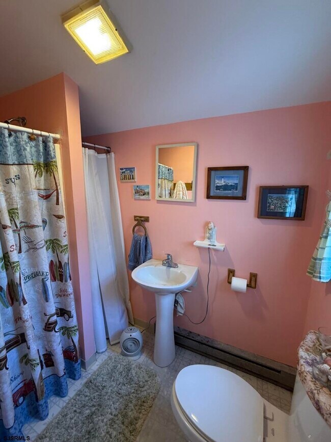 Building Photo - 135 N Avolyn Ave