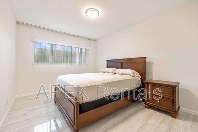 Building Photo - 1425 Vía Soledad