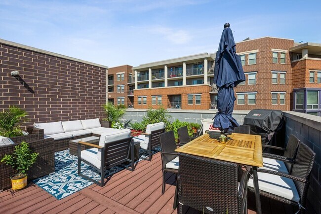 Building Photo - 1008 N Larrabee St