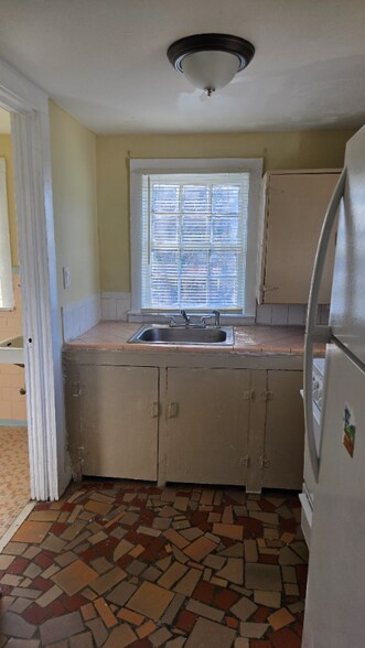 Building Photo - 2006 Harmon St