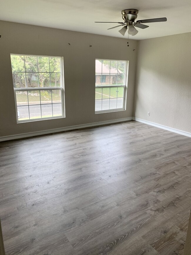 Building Photo - 815 Cedar Oaks Ln