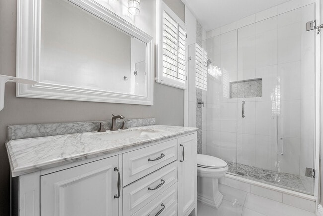 Building Photo - 121 Palm Cir