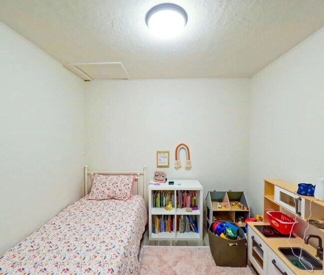 Building Photo - Beautifully remodeled 3-bedroom, 2-bathroo...
