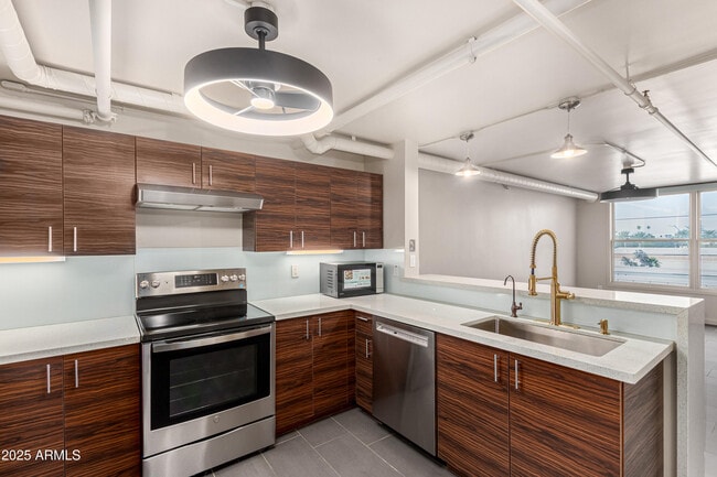 Building Photo - 535 W Thomas Rd