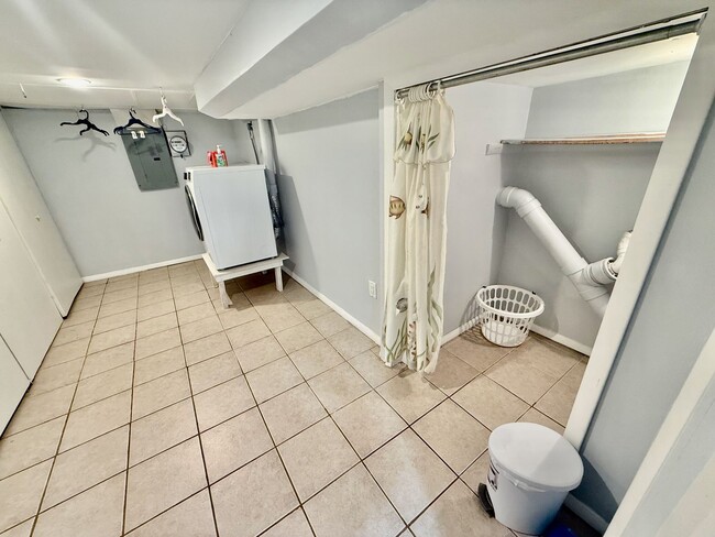 Building Photo - SPACIOUS & MODERN 3 BED/1.5 BA HOUSE w/ Central AC-HARDWOOD Flooring-WASHER/DRYER & Rear PATIO in...