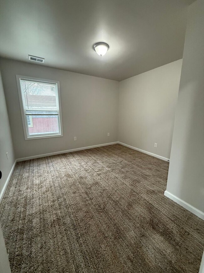 Building Photo - Beautifully updated & in great location