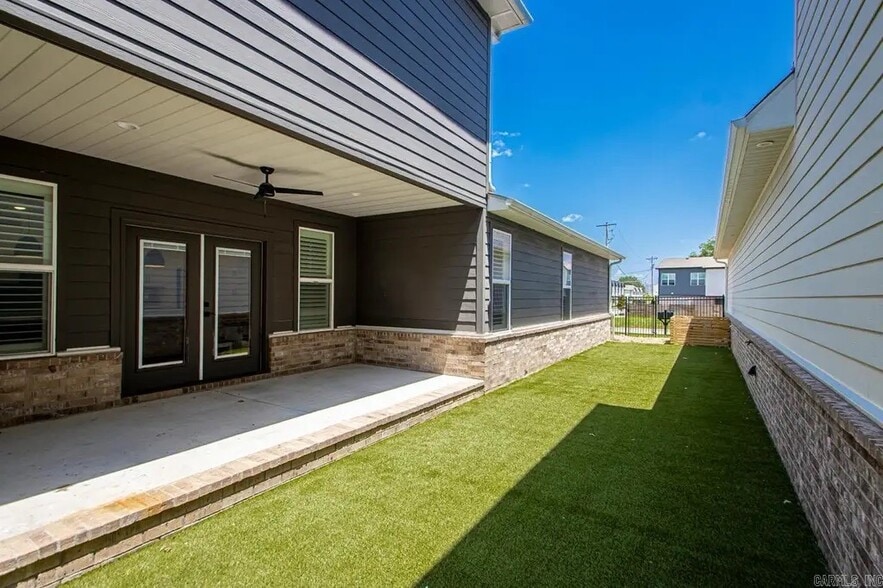 Building Photo - 324 Gardens Ln