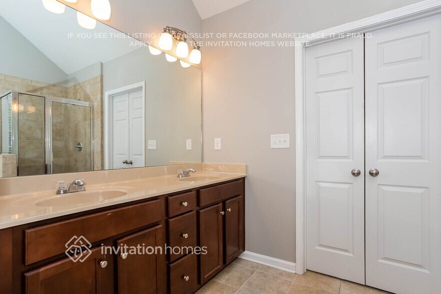 Building Photo - 391 Vinings Vintage Cir SE