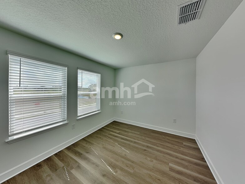 Building Photo - 3316 Muscatine Ave