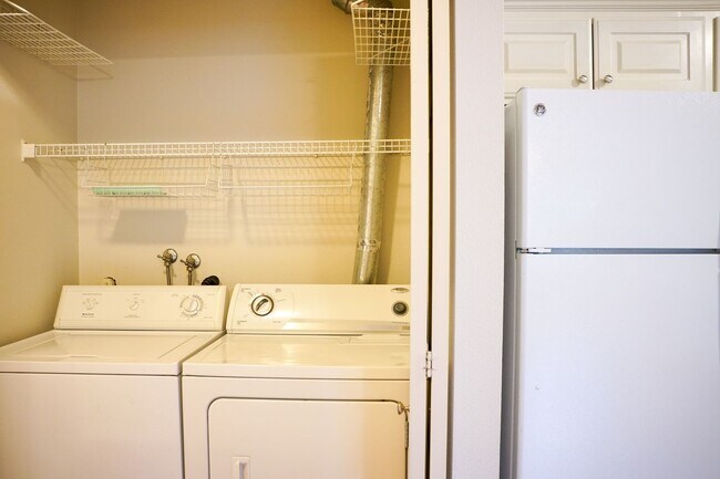 Building Photo - Ideal John's Landing 1-Bed w/ Open Layout, Washer/Dryer & a Private Patio!