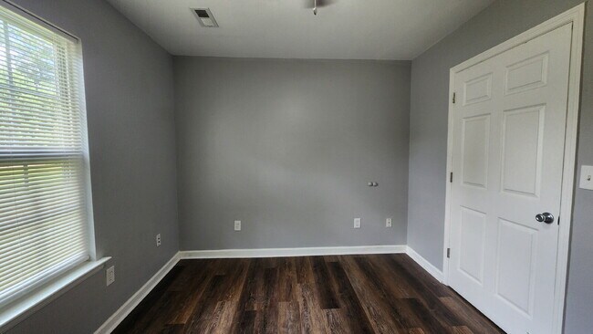 Building Photo - Refreshed 2BR/1BA duplex apartment for rent!
