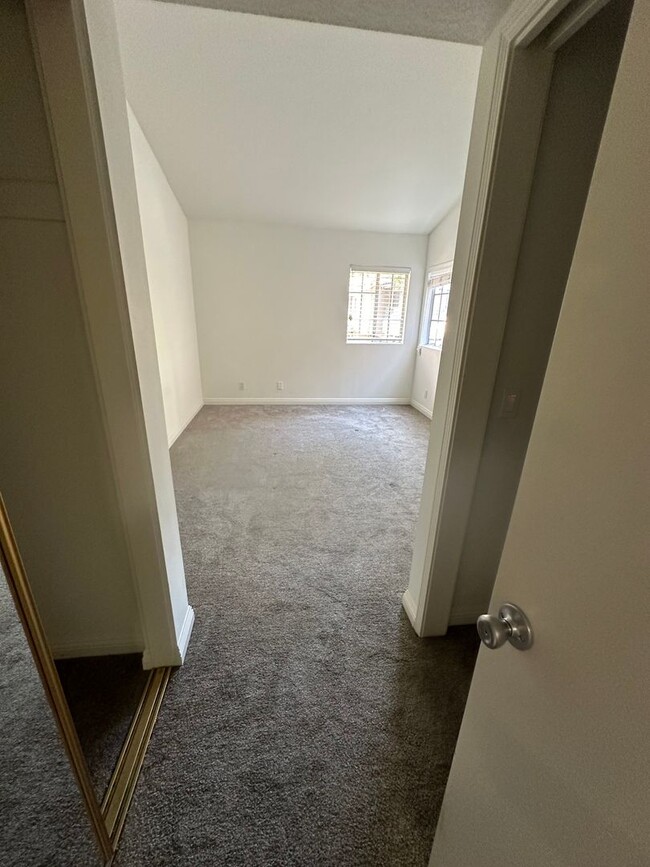 Building Photo - Bright & Spacious 1-Bedroom + Loft in Gate...