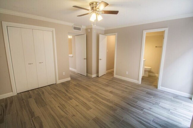 Building Photo - 2121 Fountain View Dr