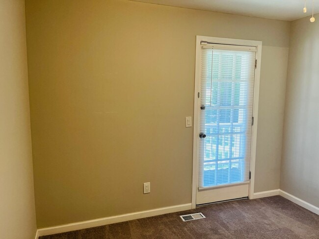 Building Photo - Beautiful 3 bedroom, 3 bathroom with large...