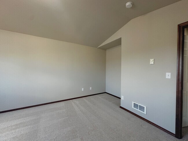 Building Photo - Beautiful 4-Bedroom 2.5-Bathroom Home in M...