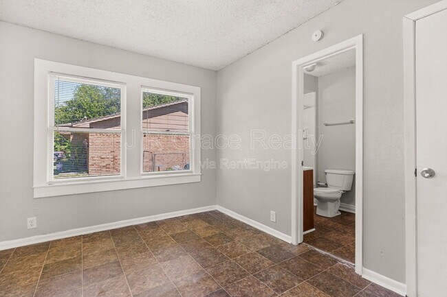 Building Photo - 807 W Sabine St