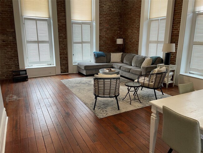 Building Photo - 2118 The Strand