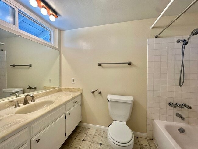 Building Photo - 4 Bedroom Home 3 Car Garage with Fenced Ya...
