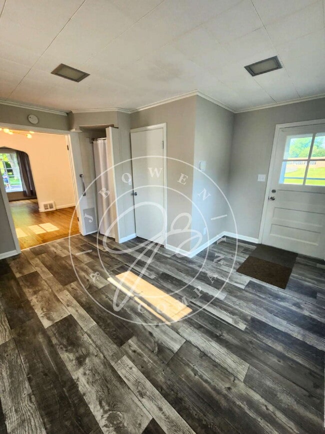 Building Photo - Move-In Ready! Spacious 4–5 Bedroom Home w...
