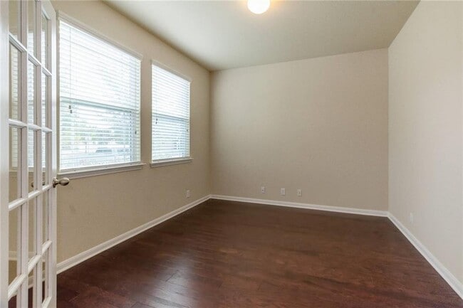 Building Photo - 929 Alamo Plaza Dr