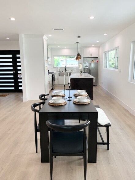 Building Photo - 5630 Vantage Ave