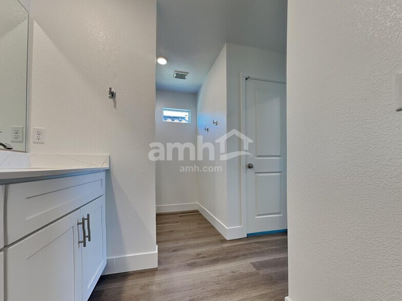 Building Photo - 9507 Harkes Dr