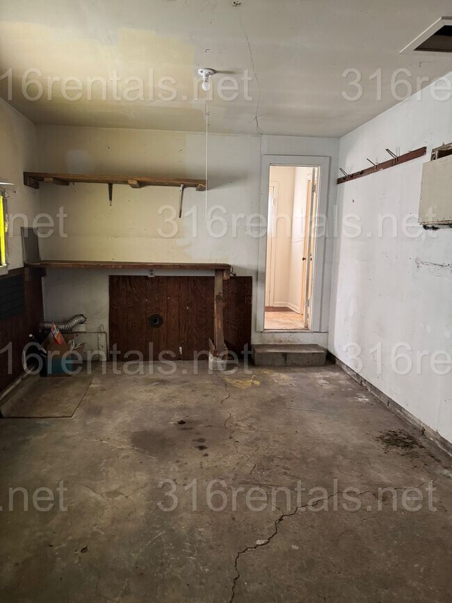 Building Photo - 2 Bed 1 bath house with attached garage in El Dorado!