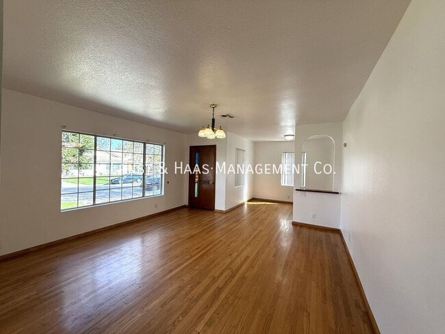 Building Photo - 4723 Blackthorne Ave