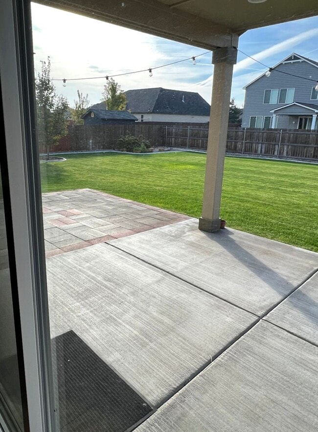Building Photo - West Richland Home On 0.32 Acres