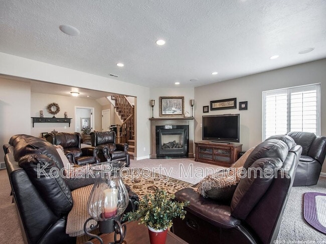 Building Photo - 637 Edgewood Dr