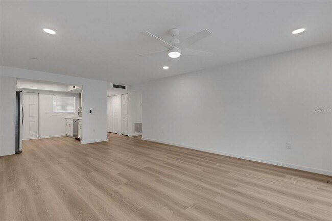 Building Photo - 2826 W Rainbow Cir