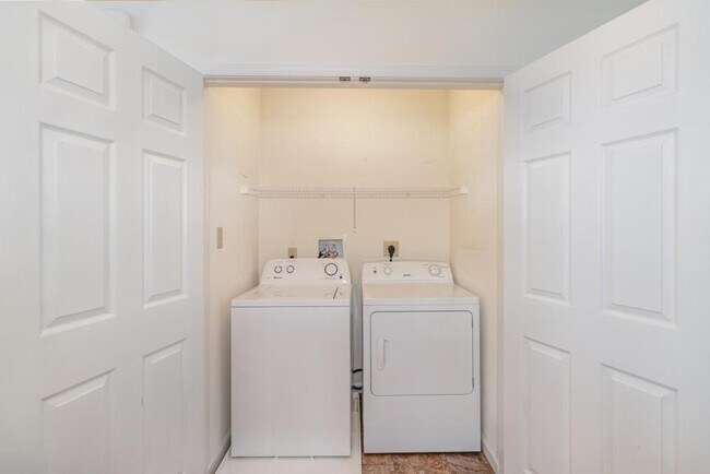 Building Photo - 927 E Lisburn Rd