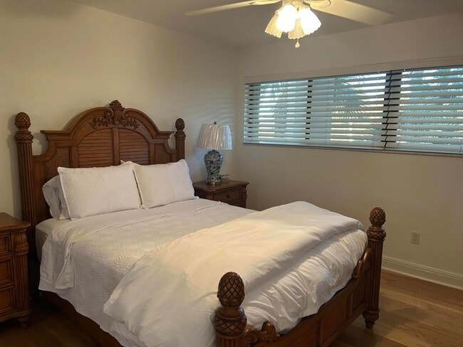 Building Photo - 625 NW North River Dr