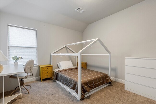 Building Photo - 2607 Rosebud Ln