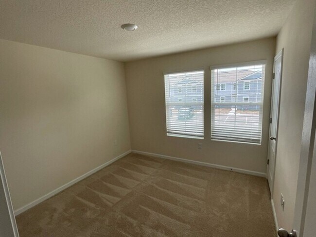Building Photo - 2 Bed- 3 Bath Townhouse Located at Deer Run!  D.R. Horton Townhome Community - 1 Month FREE