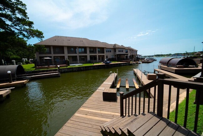 Building Photo - 360 Old Aqua Landing W